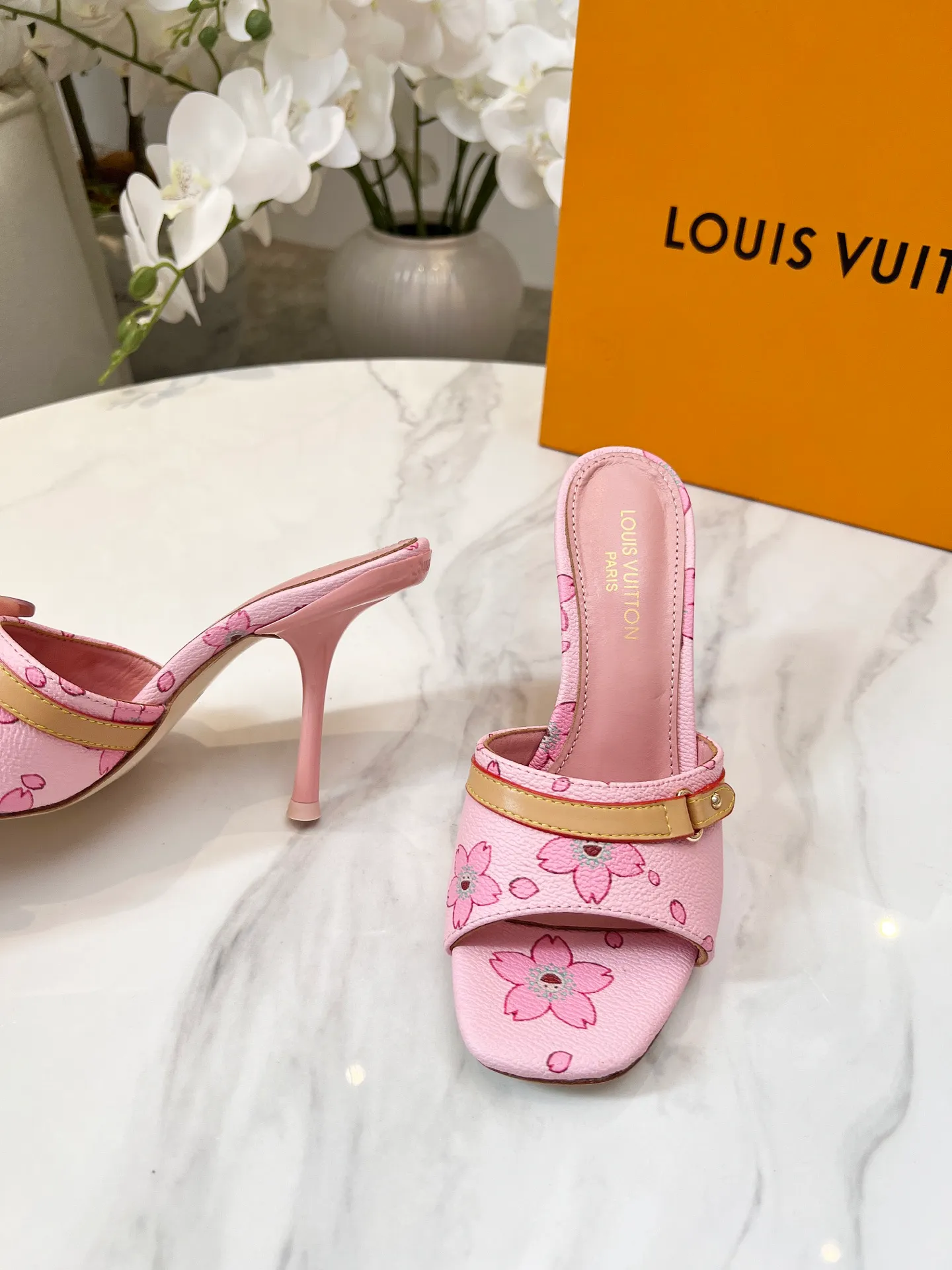 👟👟Ex-factory price 440👟👟 LV new denim kitten heel slippers 2025 summer must-have for goddesses, original replica, super comfortable on the feet. Show off the queen's temperament, the heel height is 9.5CM, which shows your temperament without being tiring. Leather outsole. Standard code: 35-42 (41 and 42 codes are customized, non-returnable and non-exchangeable)